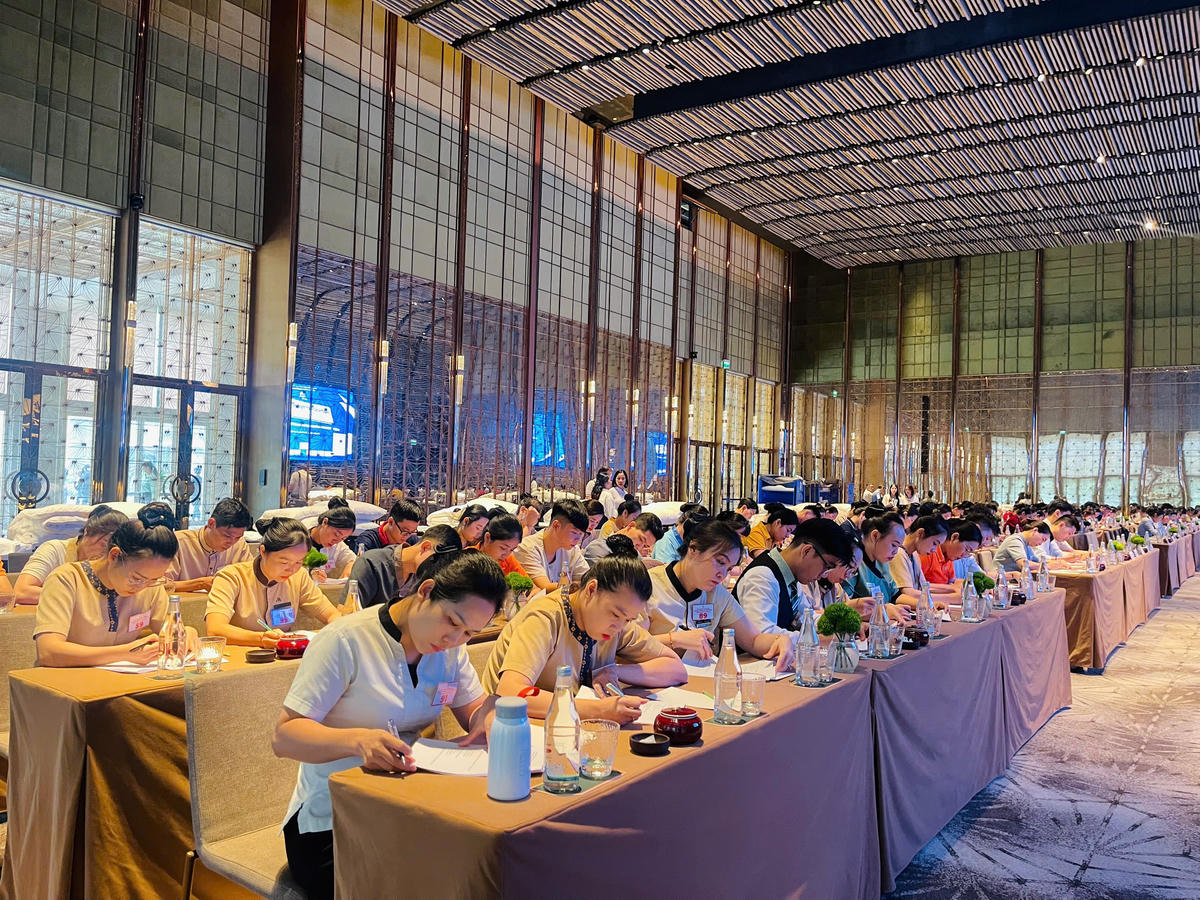   Kiểm tra phần thi lý thuyết. Ảnh: Nguyễn Tú.  