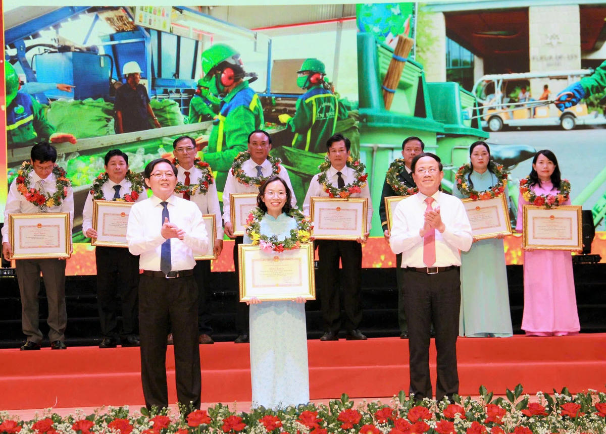   Lãnh đạo tỉnh Gia Lai tặng Bằng khen cho các tập thể và cá nhân đã có thành tích tiêu biểu xuất sắc trong phong trào thi đua yêu nứớc giai đoạn 2020-2025. Ảnh: CV.  