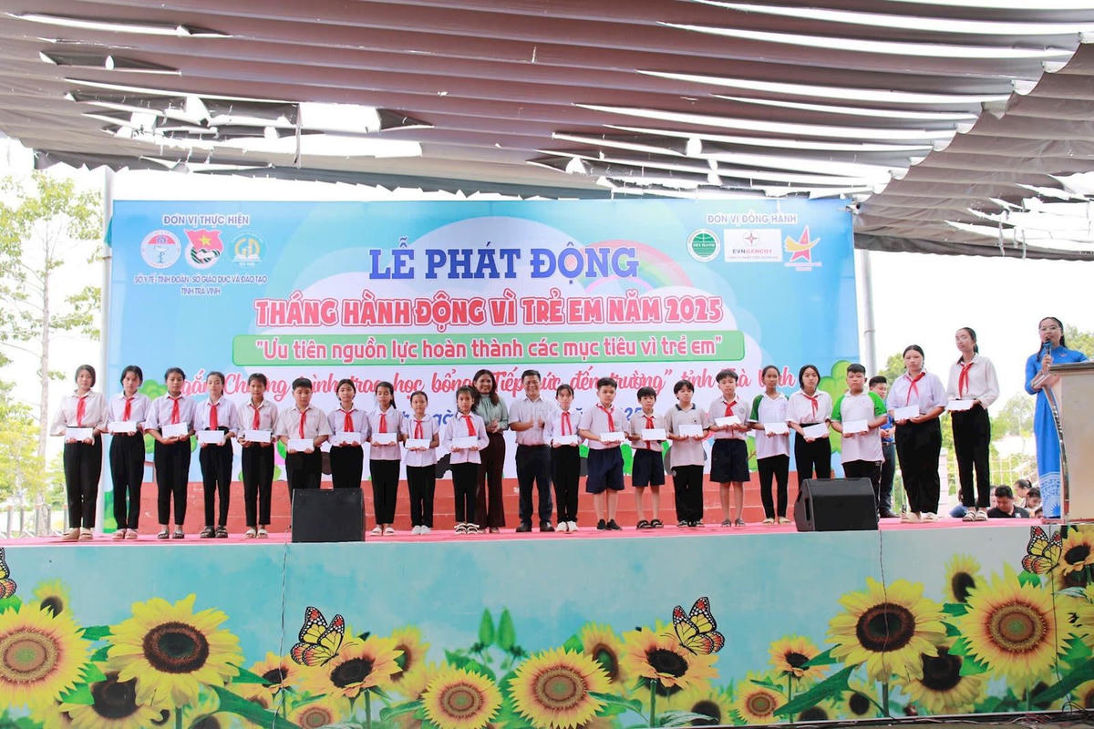   Ông Ngô Văn Sỹ - Giám đốc Công ty trao học bổng “Tiếp sức đến trường” cho học sinh nghèo vượt khó tại Lễ phát động Tháng hành động vì trẻ em năm 2025  