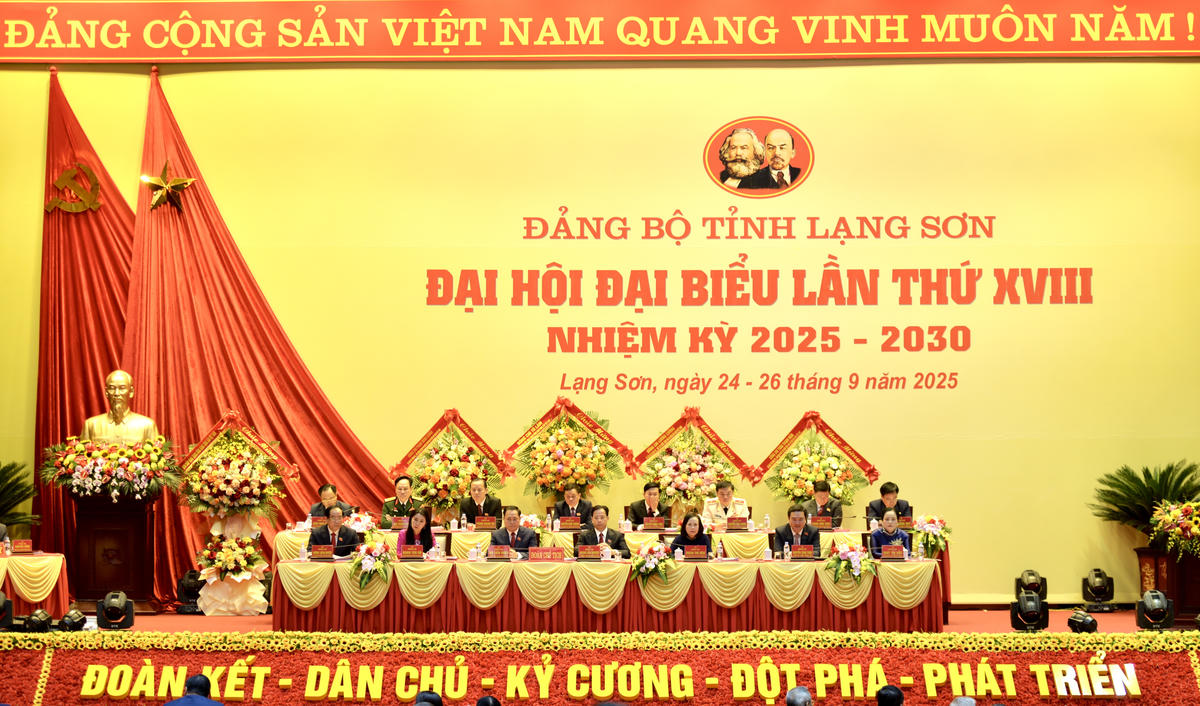 Đoàn chủ tịch điều hành Đại hội. Ảnh: Ngọc Anh.