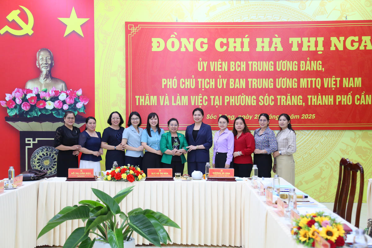 Phó Chủ tịch Hà Thị Nga và đoàn công tác làm việc tại phường Sóc Trăng. (ảnh: Thanh Tiến)