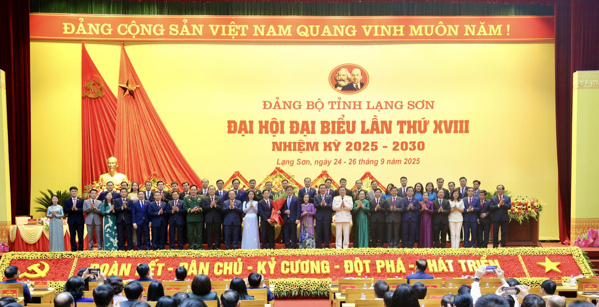 Ban Chấp hành Đảng bộ tỉnh Lạng Sơn khóa XVIII, nhiệm kỳ 2025-2030 ra mắt Đại hội. Ảnh: Ngọc Anh.
