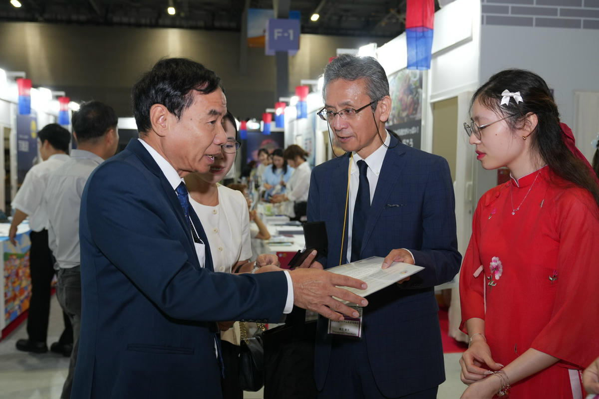 Ông Hà Vỹ, Phó Giám đốc Sở Văn hóa, Thể thao và Du lịch TP Đà Nẵng (bên trái) trao đổi với các đối tác. Ảnh: Hương Lan.