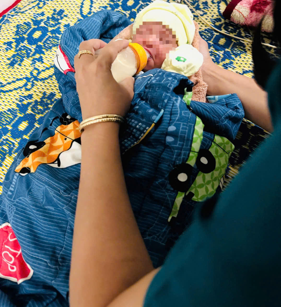 Cháu bé đang được chăm sóc tại Bệnh viện Đa khoa khu vực Vĩnh Linh. Ảnh: UBND xã Cửa Tùng cung cấp.