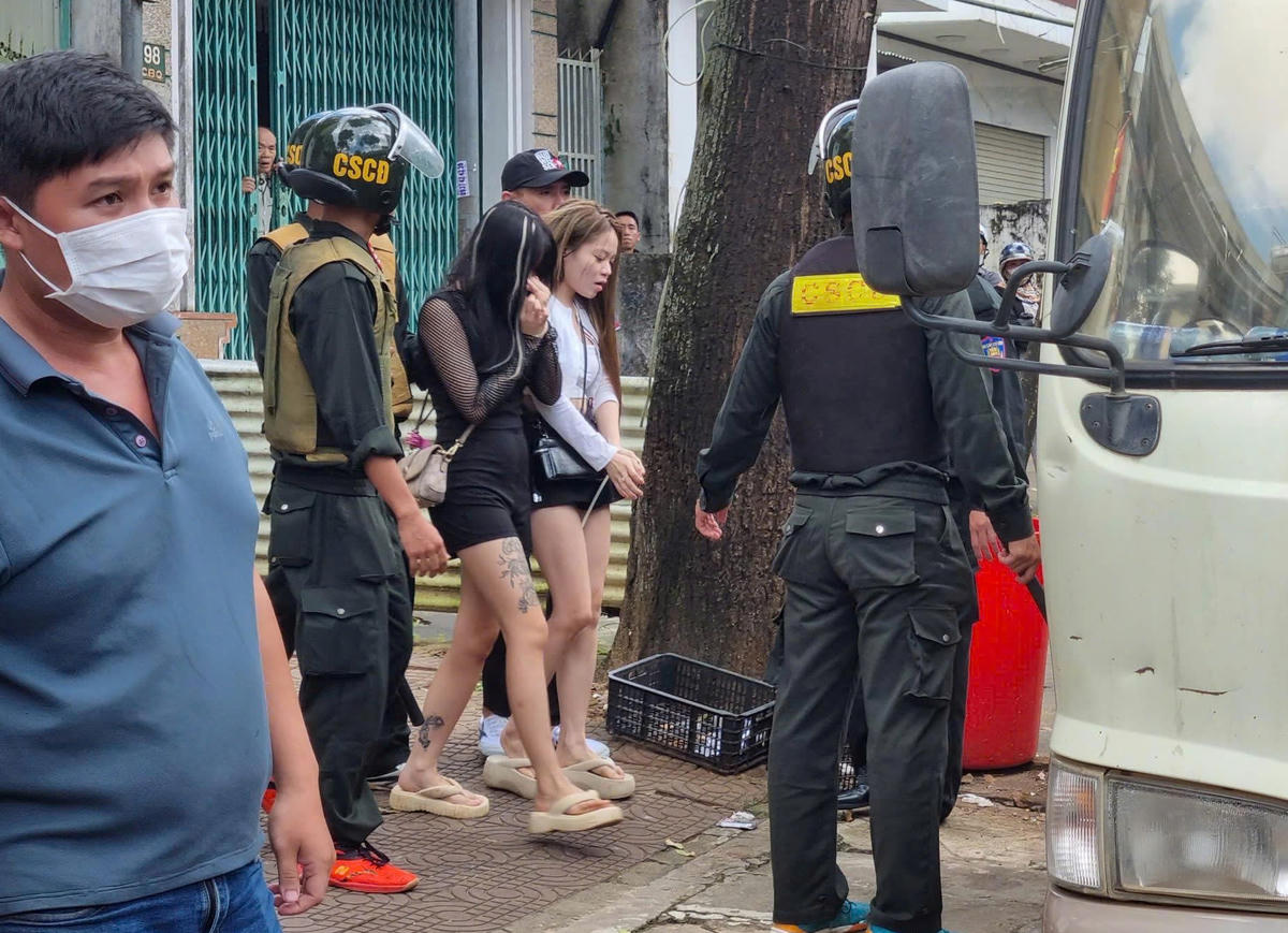Lực lượng Công an dẫn các cô gái ở tụ điểm bay lắc địa bàn phường Diên Hồng. Ảnh: CV.