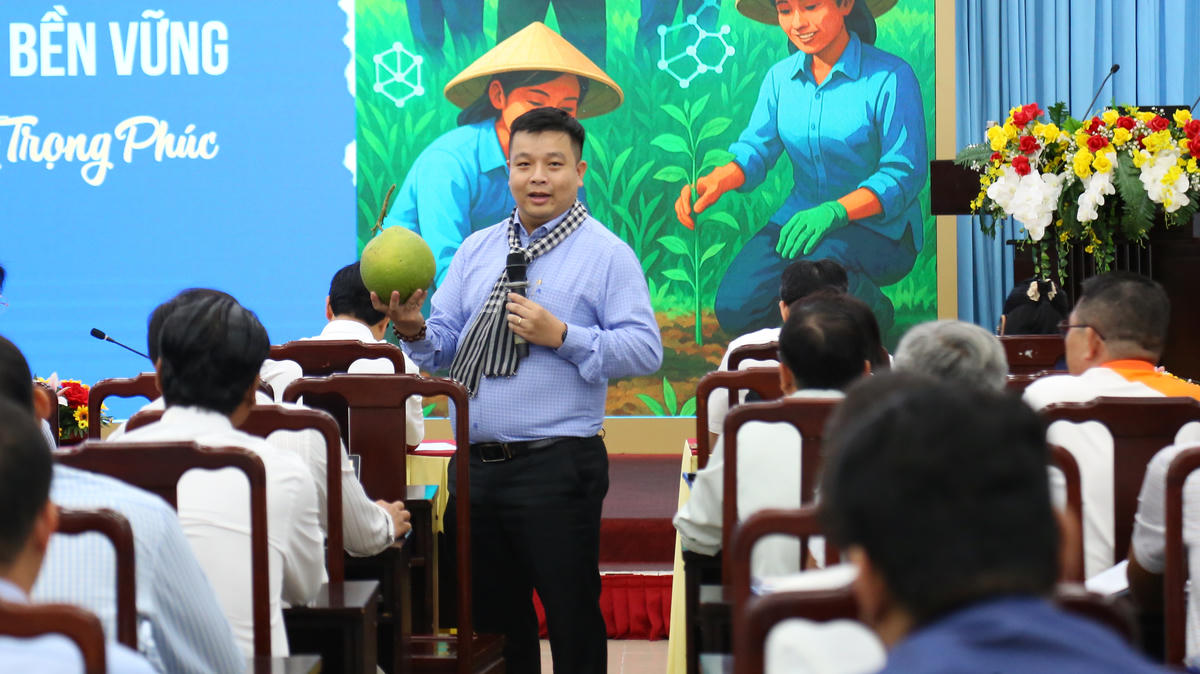 Báo cáo viên giới thiệu về chuyên đề chuyển đổi số trong xây dựng nông thôn mới và giảm nghèo bền vững. (ảnh: Thanh Tiến)