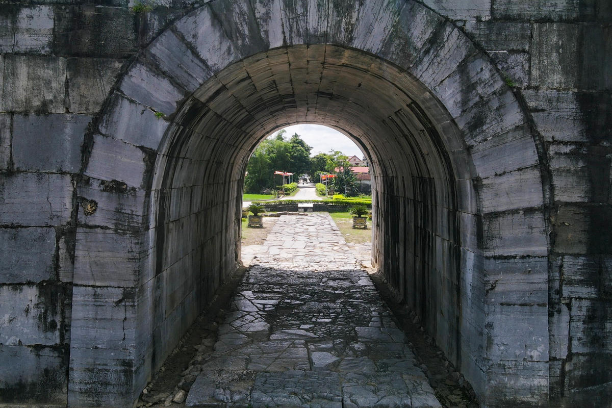 Bề mặt tường tại cổng Nam sẽ được tu bổ, chống vệ sinh, bơm keo chống thấm phủ các mạch vữa. Ảnh: Đình Minh