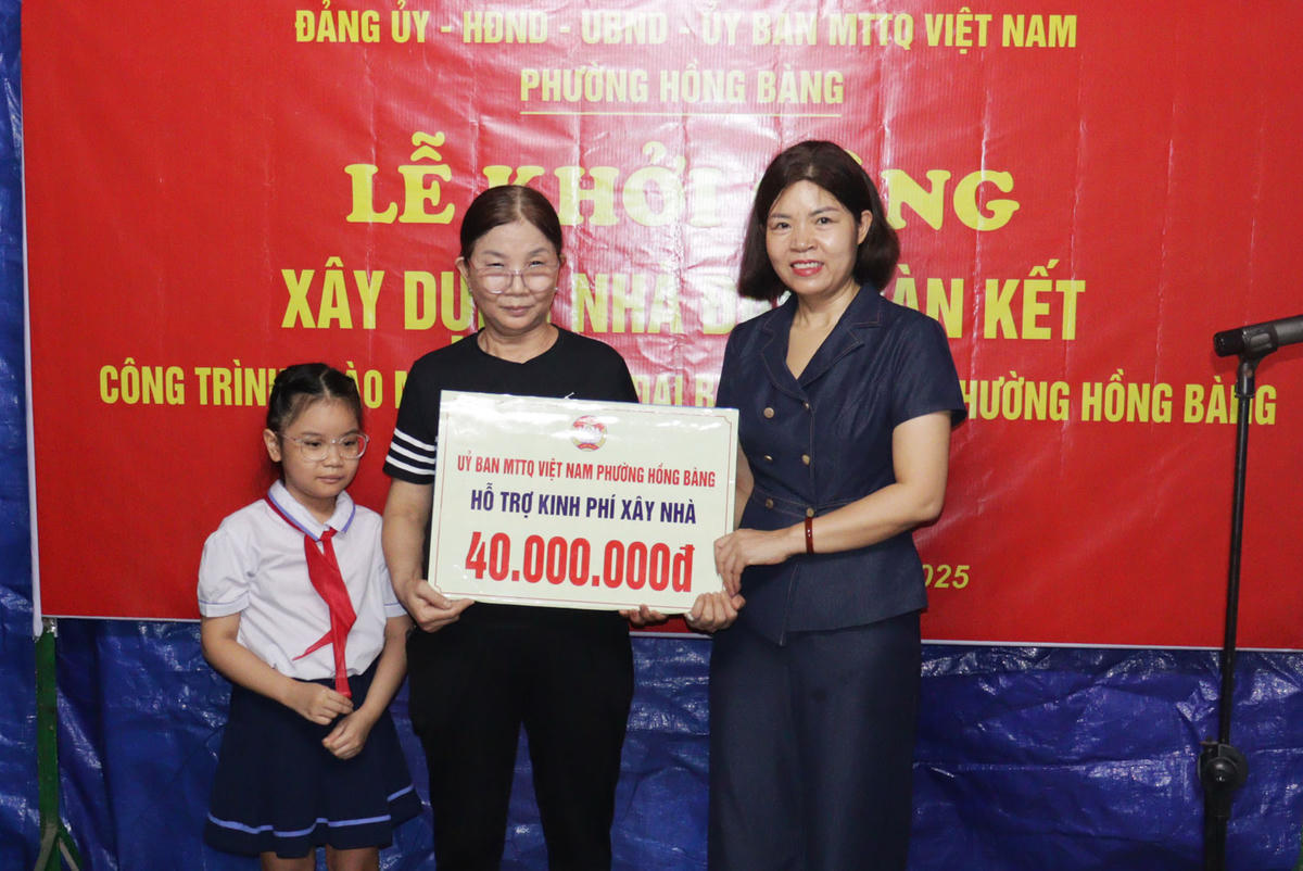 Uỷ ban MTTQ Việt Nam phường Hồng Bàng (TP Hải Phòng) trao kinh phí hỗ trợ cho gia đình bà Phí Thị Bảy, tại số 18B/134, phố Hạ Lý, phường Hồng Bàng. Ảnh: PT.