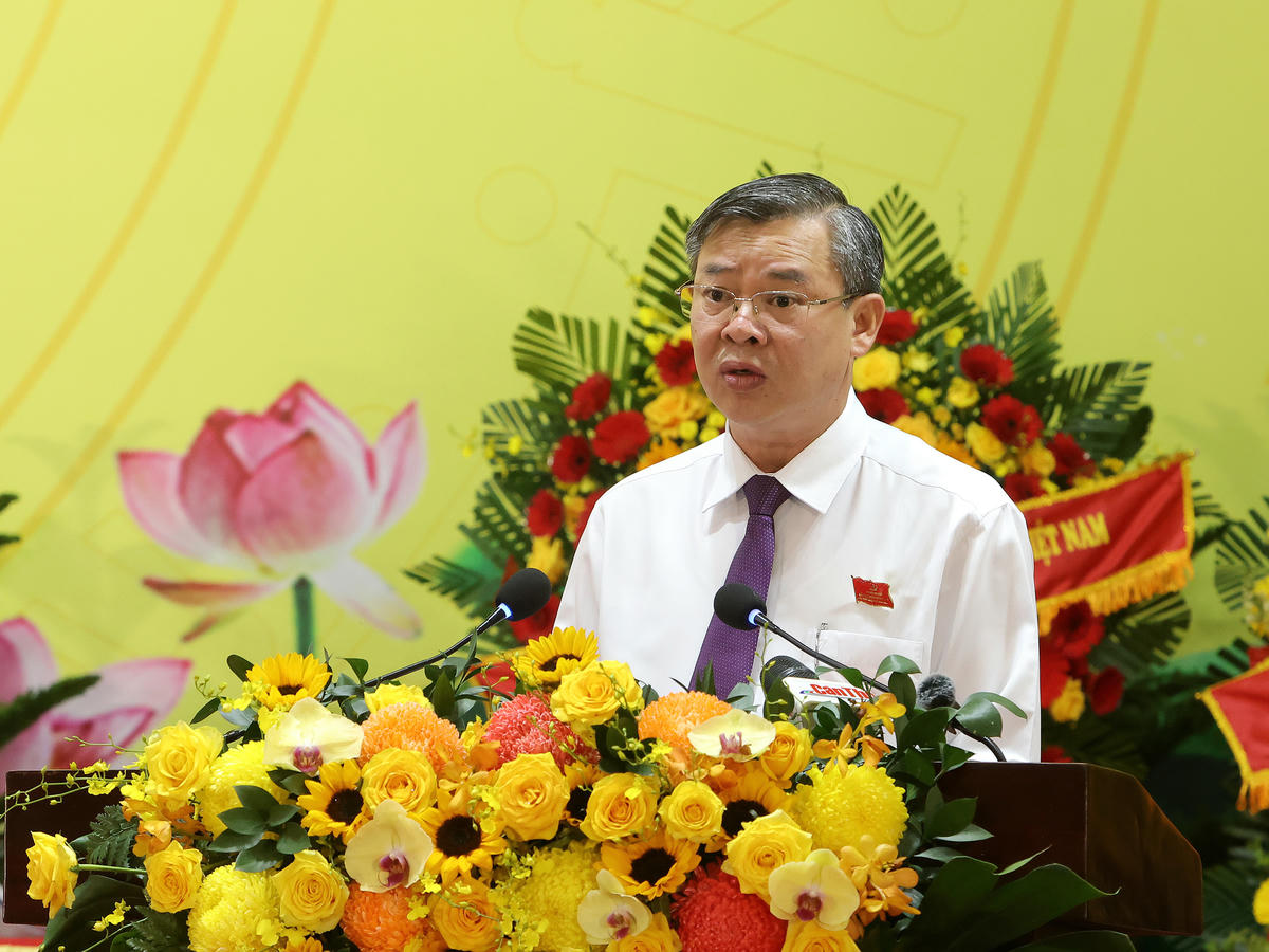 Ông Trương Cảnh Tuyên, Phó Bí thư Thành ủy thông qua quyết định chia 9 tổ thảo luận các dự thảo văn kiện Đại hội. Ảnh Trung Kiên. 