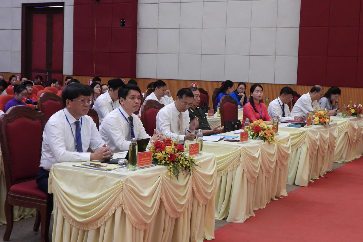 Ông Hà Trung Kiên, Ủy viên Ban Thường vụ Tỉnh ủy, Phó Chủ tịch Thường trực Ủy ban MTTQ Việt Nam tỉnh Tuyên Quang và các đại biểu dự Đại hội.