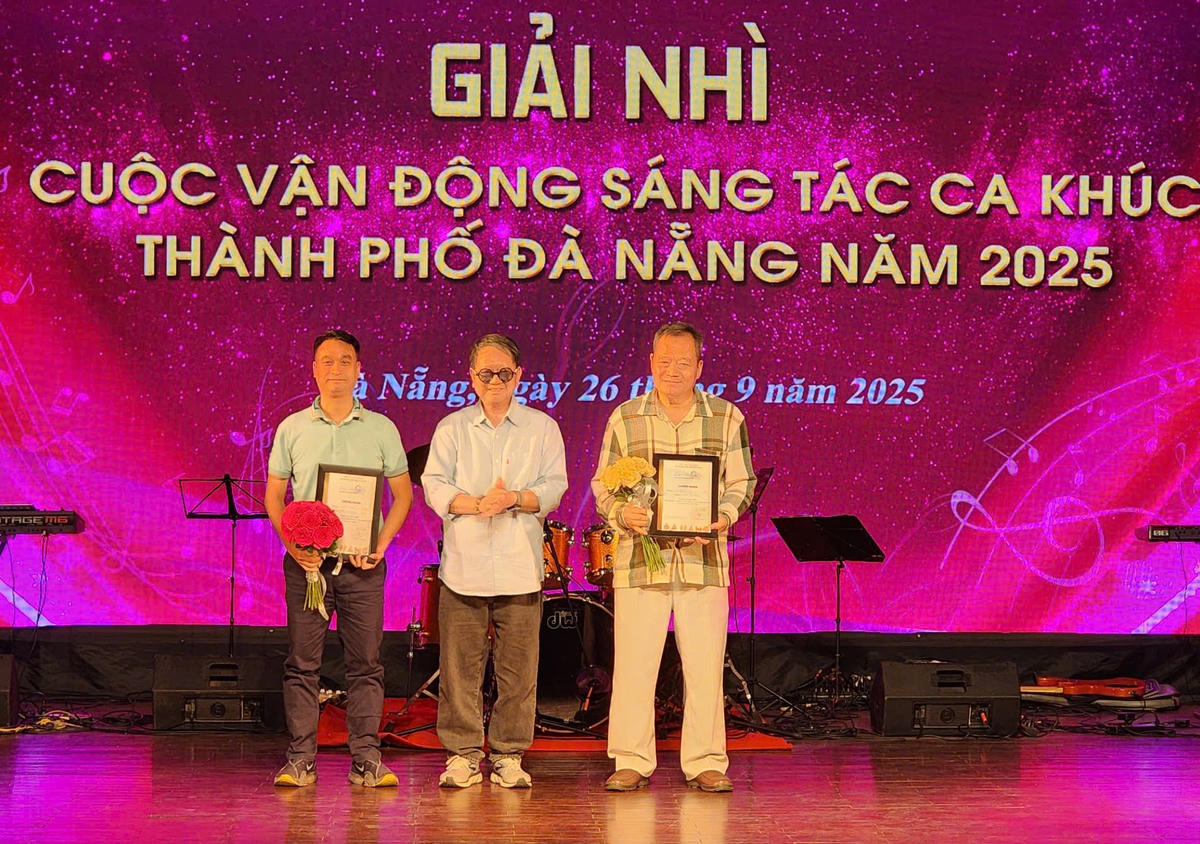 Các tác giả nhận giải nhì. Ảnh: Nguyễn Tú.