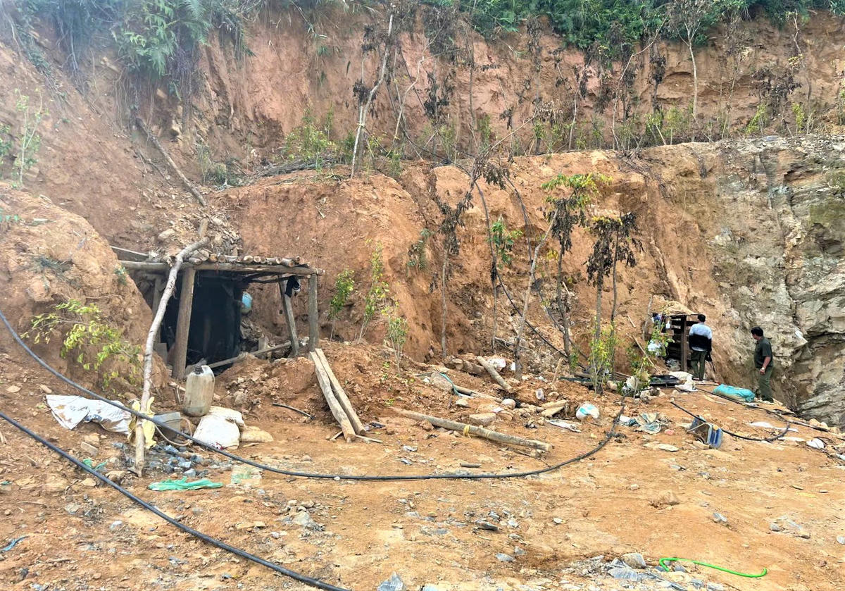 Một điểm khai thác vàng trái phép ở xã Thạnh Bình (TP Đà Nẵng). Ảnh: Tấn Thành.