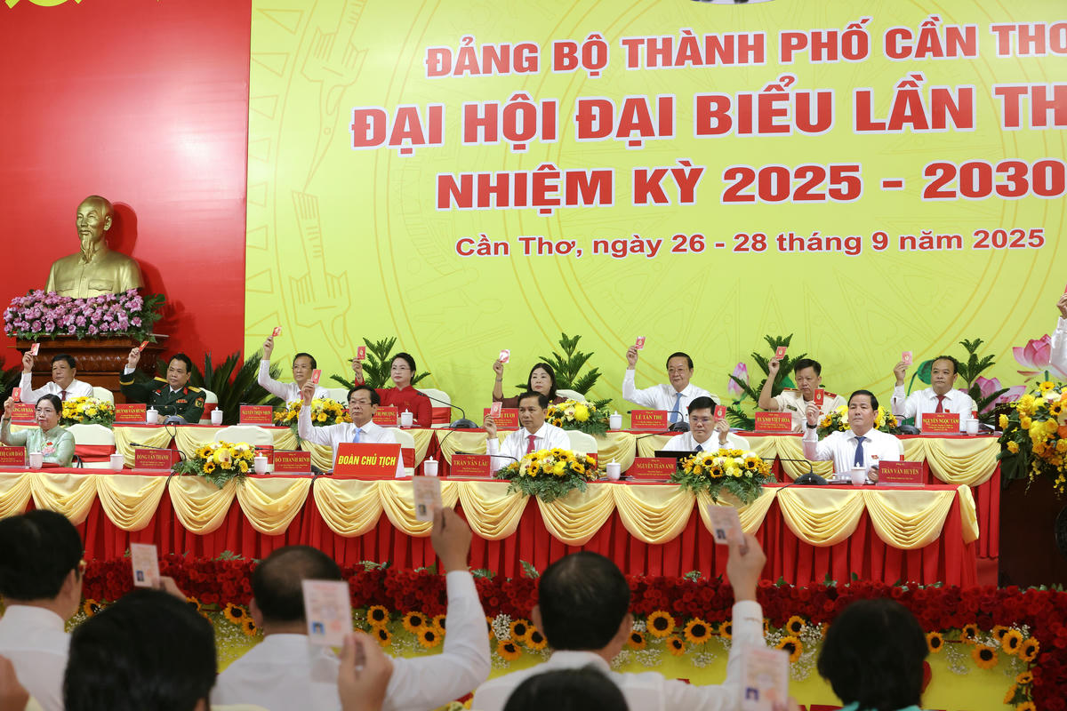 Các thành viên Đoàn chủ tịch thống nhất các nội dung tại phiên trù bị. Ảnh Trung Kiên.  