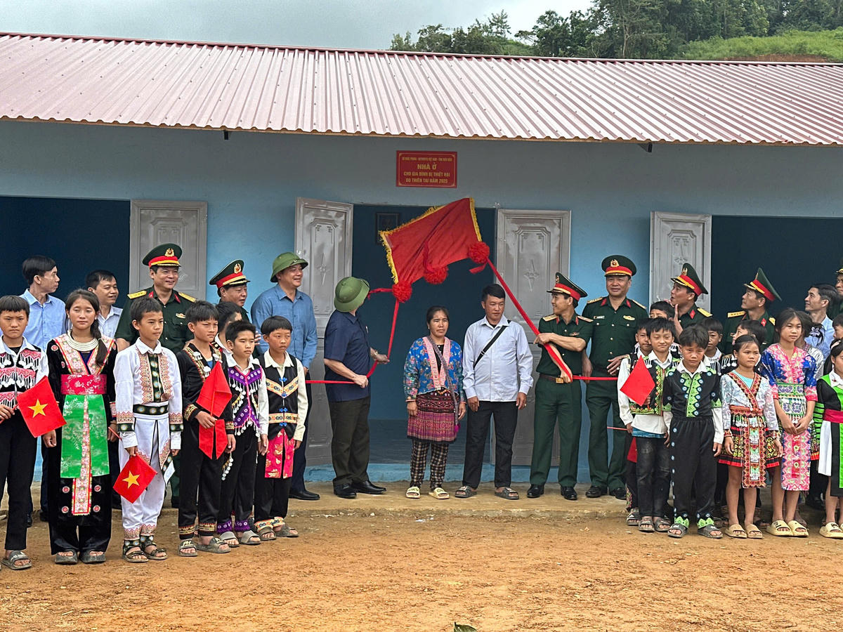 Sau hơn 1 tháng nỗ nực vượt khó, xây dựng, cố gắng của các cán bộ chiến sĩ đã hoàn thành những ngôi nhà mới khang trang cho nhân dân. Ảnh: CTV