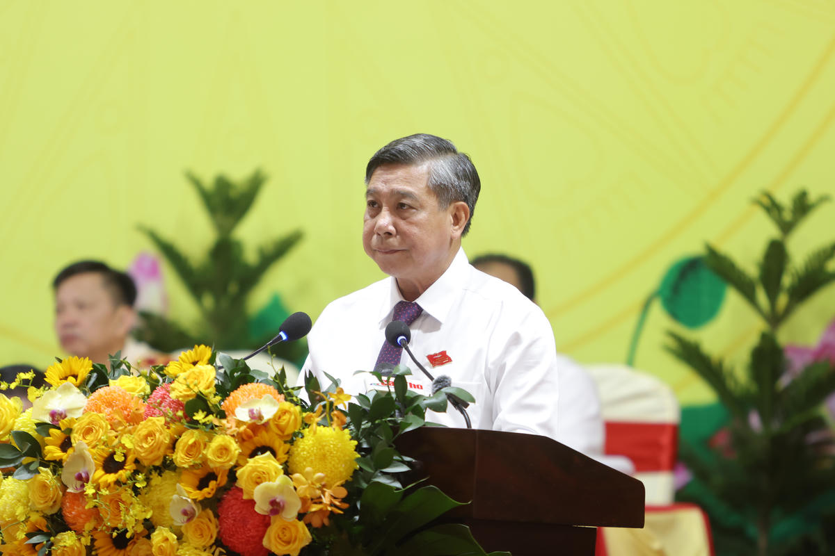 Ông Đồng Văn Thanh, Phó Bí thư Thường trực Thành ủy, Chủ tịch HĐND thành phố thông qua Chương trình phiên chính thức. Ảnh Trung Kiên. 