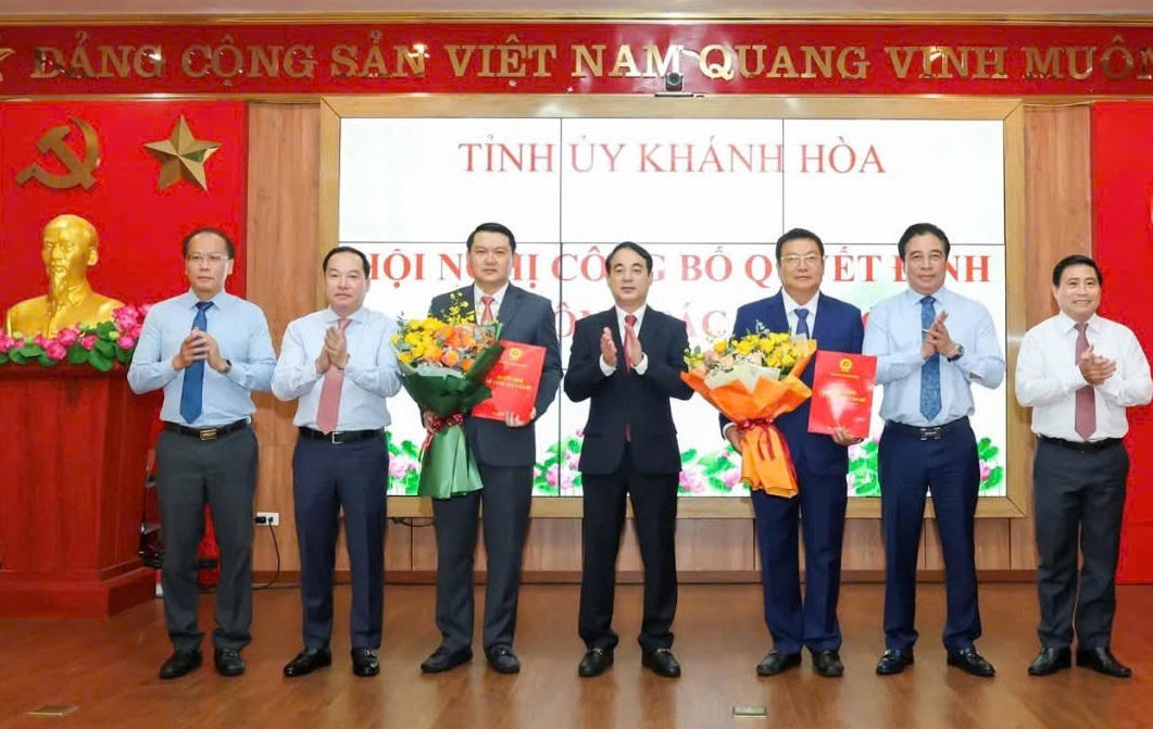 Các đồng chí Thường trực
Tỉnh ủy Khánh Hòa tặng hoa chúc mừng ông Lương Đức Hải và ông Võ Hoàn Hải. (Ảnh
N.T) 