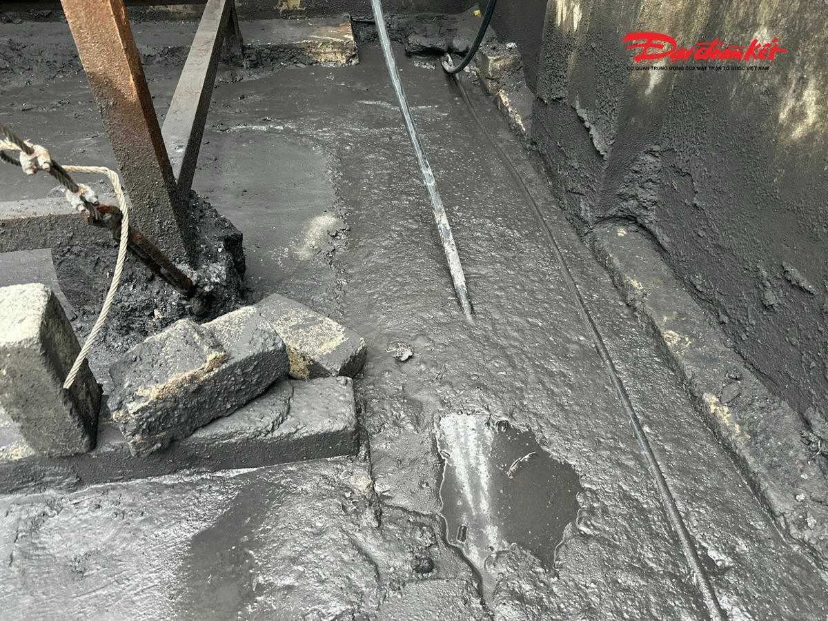 Một số điểm bên trong nhà xưởng chứa đầy chất thải chứa dầu nhờn, chất bẩn. Ảnh: Hạnh Nguyên.