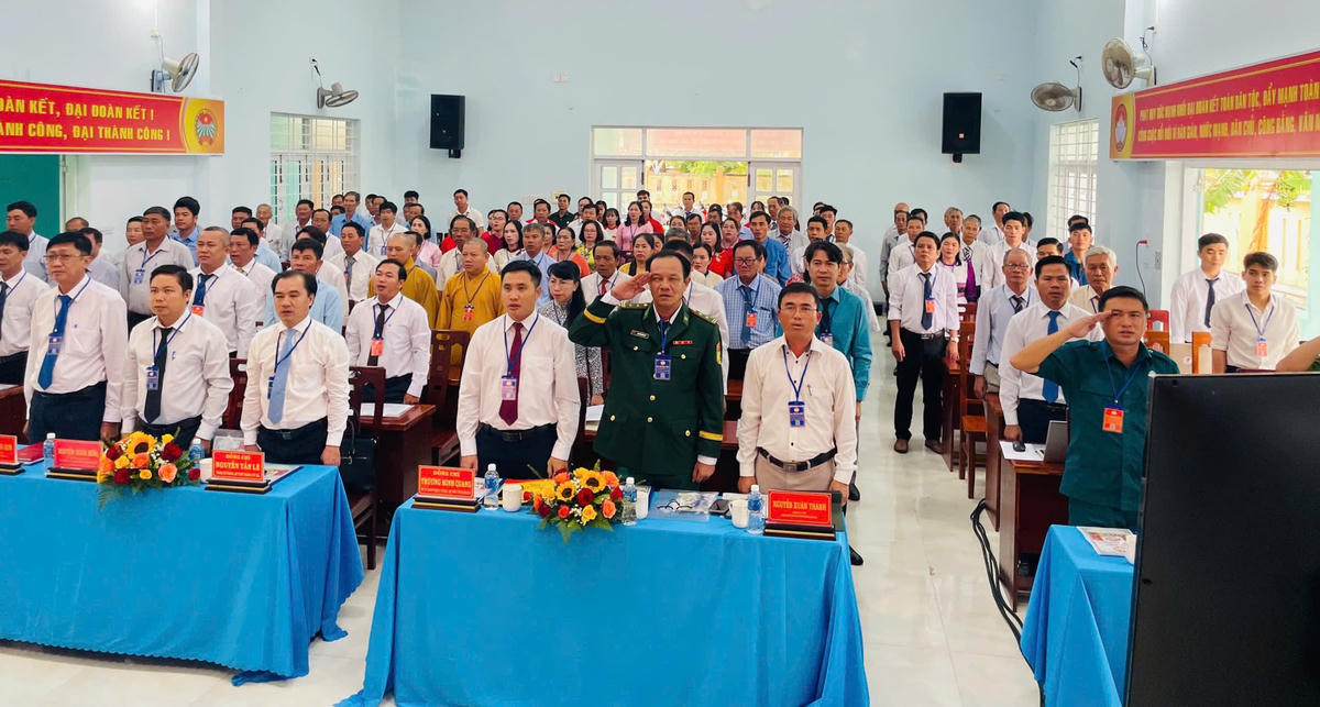 Các Đại biểu làm lễ nghi
thức chao cờ. (Ảnh N. Tuấn)