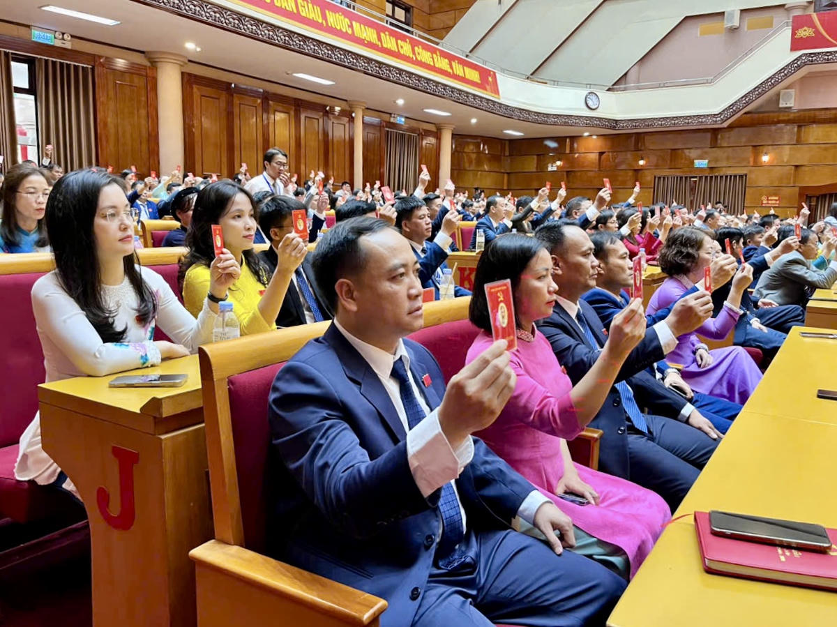 Các đại biểu biểu quyết thông qua Nghị quyết Đại hội đại biểu Đảng bộ tỉnh Lạng Sơn lần thứ XVIII, nhiệm kỳ 2025-2030. Ảnh: Ngọc Anh.