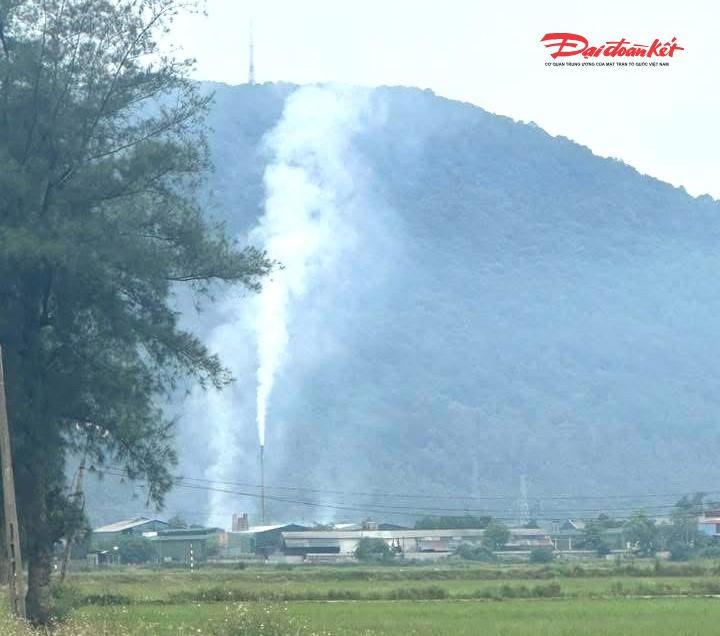 Người dân ghi lại cảnh khói bốc lên từ xưởng tái chế nhôm của Công ty TNHH Aluminium Thuận Phát. Ảnh: HL.