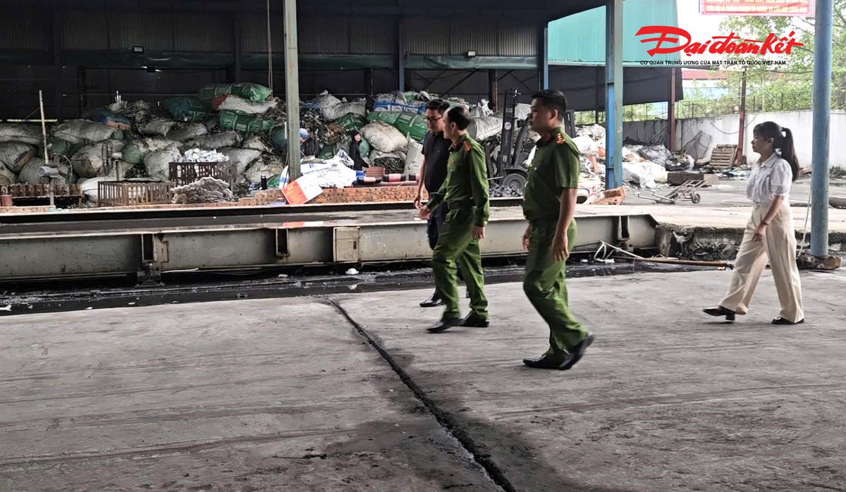 Tổ kiểm tra khảo sát thực tế tại xưởng tái chế nhôm của Công ty TNHH Aluminium Thuận Phát. Ảnh: Cẩm Kỳ.