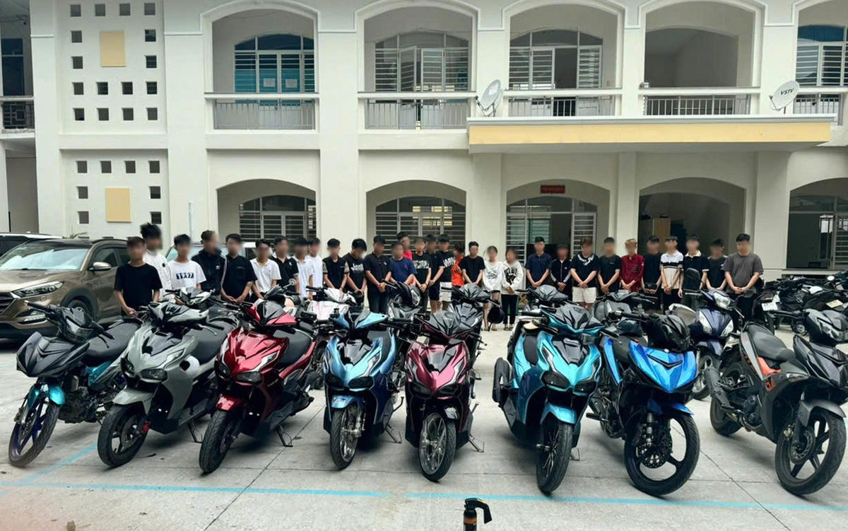 Các thanh thiếu gây rối trật tự công
cộng tại cơ quan Công an. Ảnh: CV.