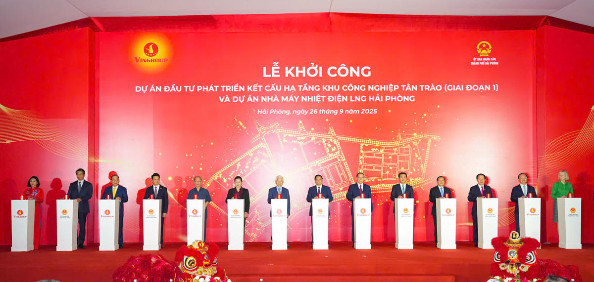 Các đại biểu nhấn nút khởi công 2 dự án có ý nghĩa quan trọng với sự phát triển của TP Hải Phòng. Ảnh: Đàm Thanh