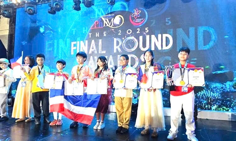 Học sinh Việt Nam cùng các học sinh quốc tế lên lên nhận giải thưởng tại Cebu (Philippines). Ảnh: BTC