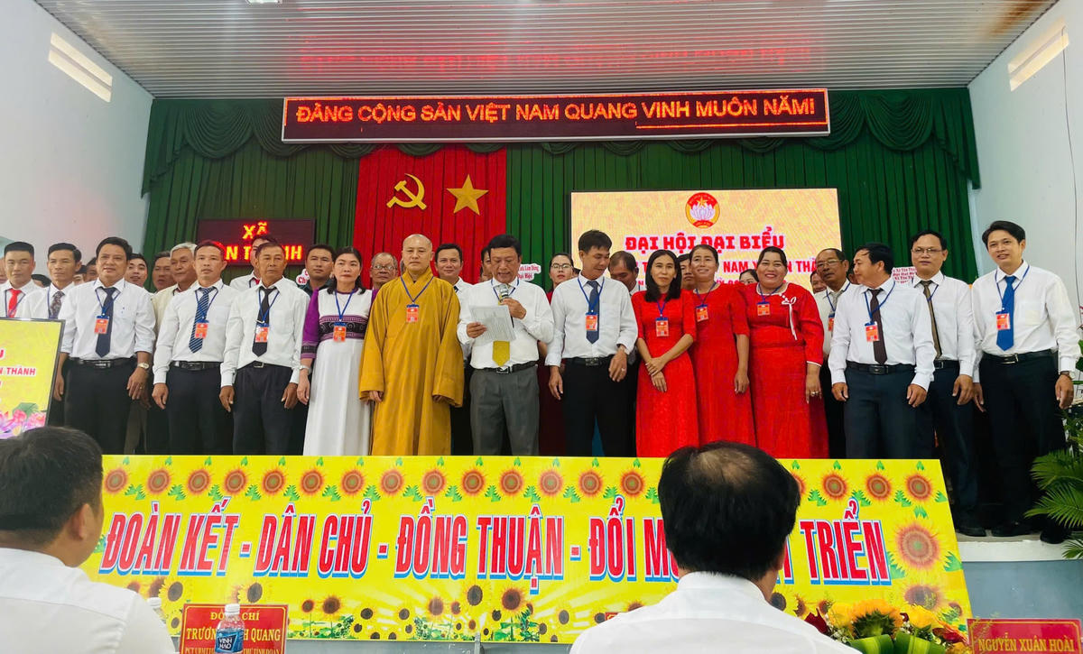 Ủy viên Ủy ban MTTQ Việt
Nam xã Tân Thành nhiệm kỳ 2025 - 2030 ra mắt Đại hội. (Ảnh N. Tuấn)