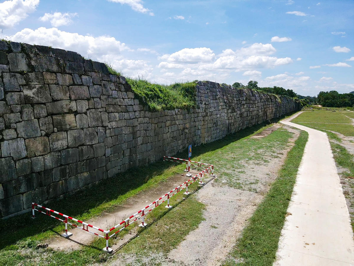 Ông Nguyễn Văn Long - Phó Giám đốc Trung tâm Bảo tồn di sản thành nhà Hồ cho biết: Nếu triển khai đúng tiến độ, đây sẽ lần tu bổ, tôn tạo lớn nhất kể từ khi di sản được UNESCO công nhận. Ông Long kỳ vọng, sau khi hoàn thành, các hạng mục được tu bổ, tôn tạo sẽ trả lại diện mạo cho di sản và tạo tiền đề để phát triển du lịch bền vững, đưa thành nhà Hồ trở thành điểm đến văn hóa-lịch sử hấp dẫn trong và ngoài nước. Ảnh: Đình Minh