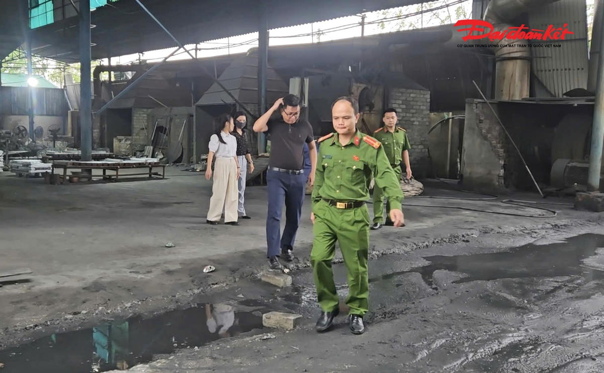 Lực lượng chức năng kiểm tra công tác bảo vệ môi trường bên trong cơ sở tái chế nhôm. Ảnh: Cẩm Kỳ.