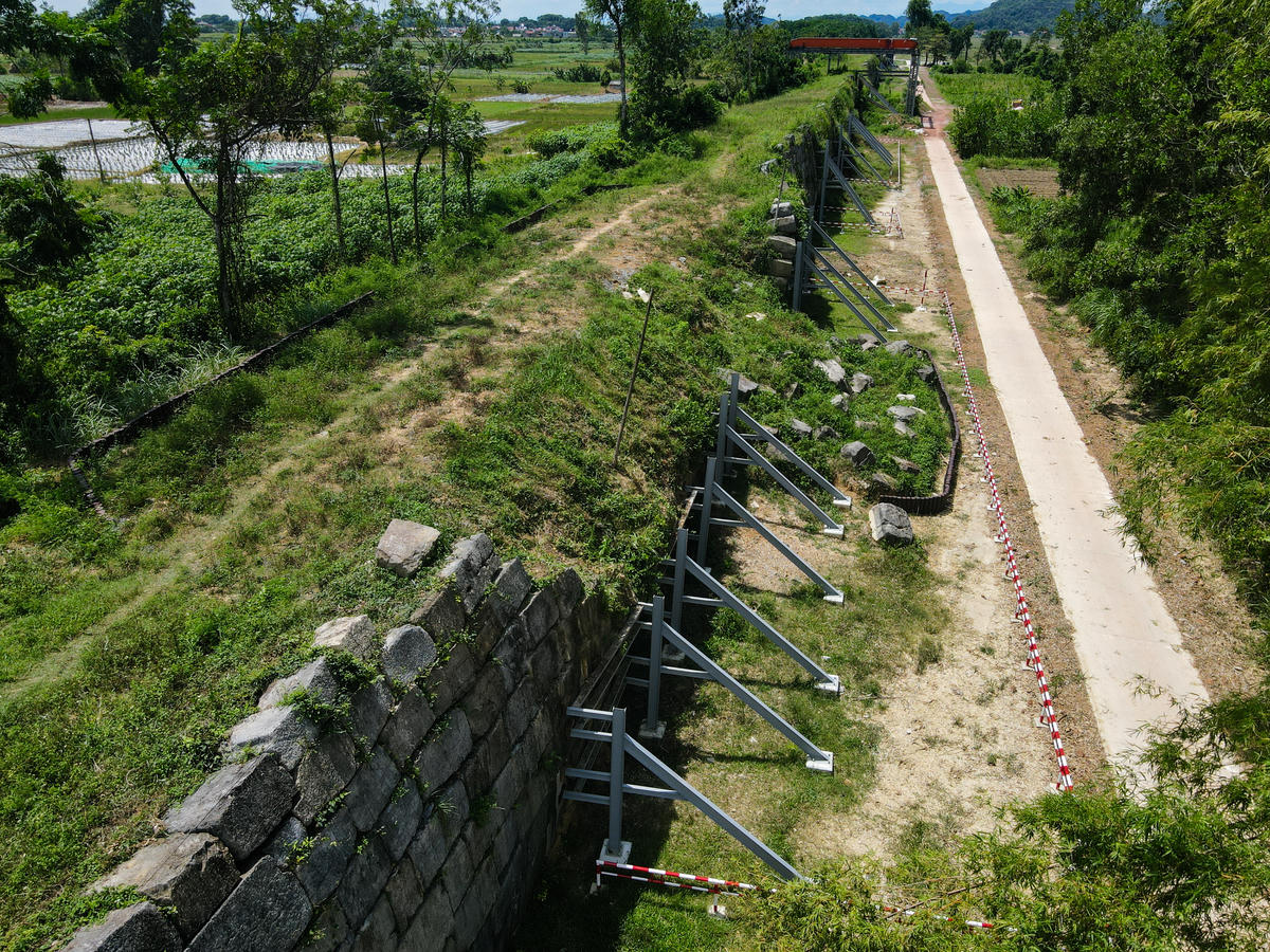 Để giải quyết vấn đề này, mới đây, UBND tỉnh Thanh Hóa đã phê duyệt dự án 'Bảo tồn, tu bổ, phục hồi, tôn tạo một số hạng mục công trình thuộc khu vực thành nội di sản văn hóa thế giới thành nhà Hồ' với tổng kinh phí 354 tỷ đồng, chia thành 2 giai đoạn. Sở Văn hóa Thể thao và Du lịch là đơn vị được giao làm chủ đầu tư dự án.Ảnh: Đình Minh