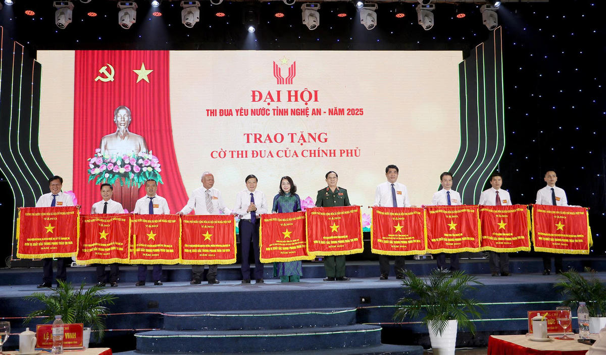 Trước đó, vào tối ngày 25/9, tỉnh Nghệ An đã tôn vinh, giao lưu các điển hình thi đua yêu nước với chủ đề: “Thi đua và khát vọng trong kỷ nguyên mới” và trao tặng Cờ thi đua của Chính phủ cho 10 tập thể. Ảnh: ĐB