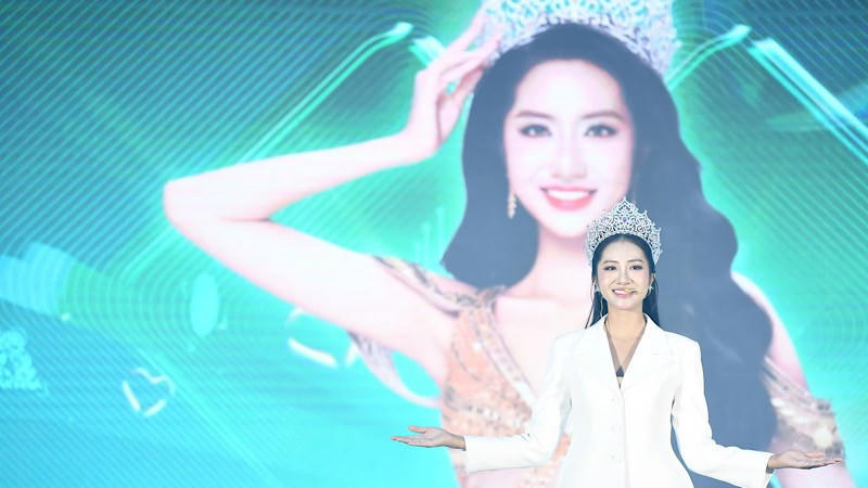 Hoa hậu Việt Nam 2024 Hà Trúc Linh, đảm nhiệm vai trò Đại sứ Ngày Thẻ Việt Nam 2025. Ảnh: Báo  TP.