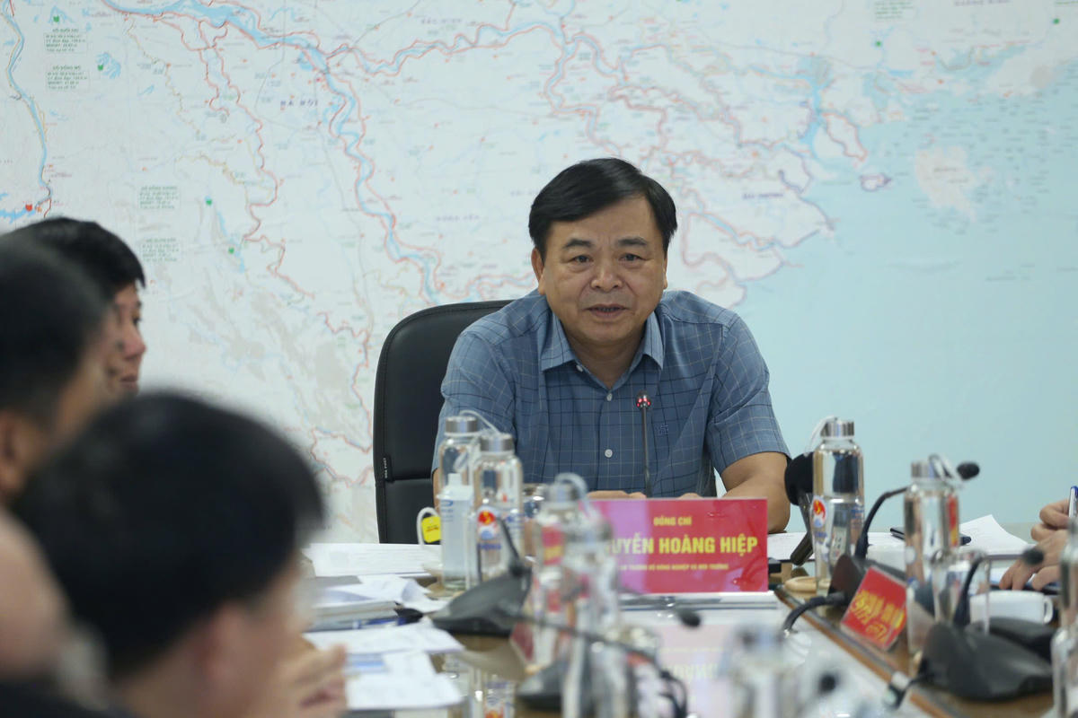 Thứ trưởng Bộ Nông nghiệp và Môi trường Nguyễn Hoàng Hiệp chủ trì cuộc
họp ứng phó bão Bualoi. Ảnh: H.N