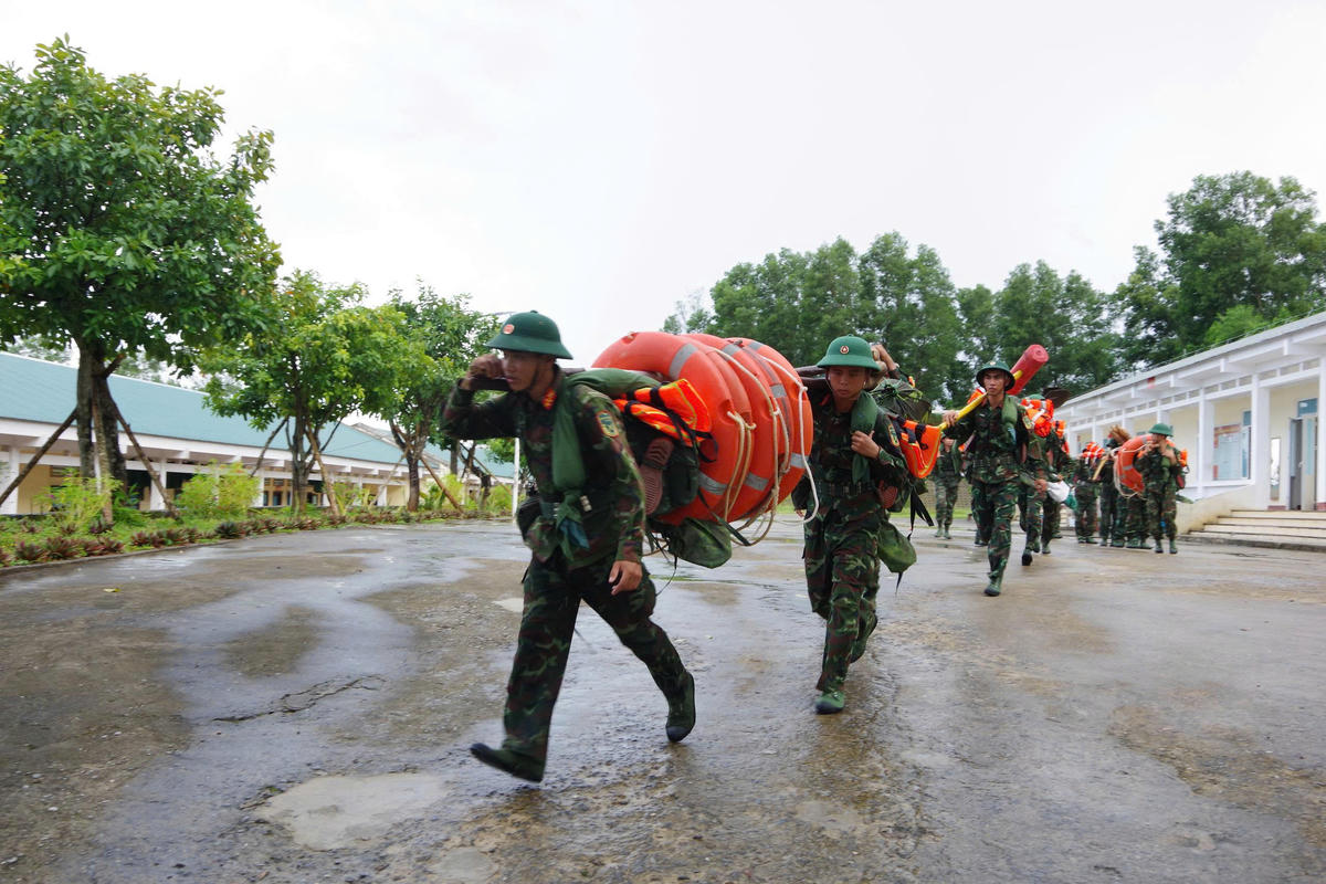 Trung đoàn bộ binh 996, Bộ CHQS tỉnh Quảng Trị triển khai
công tác chuẩn bị phòng, chống cơn bão số 10 (Bualoi). Ảnh: QSQT.