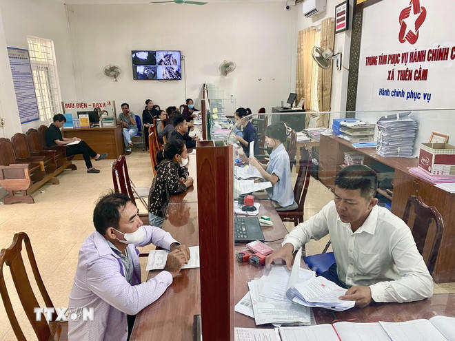  Người dân đến giao dịch tại Trung tâm phục vụ hành chính công xã Thiên Cầm (tỉnh Hà Tĩnh). (Ảnh: Hữu Quyết/TTXVN).