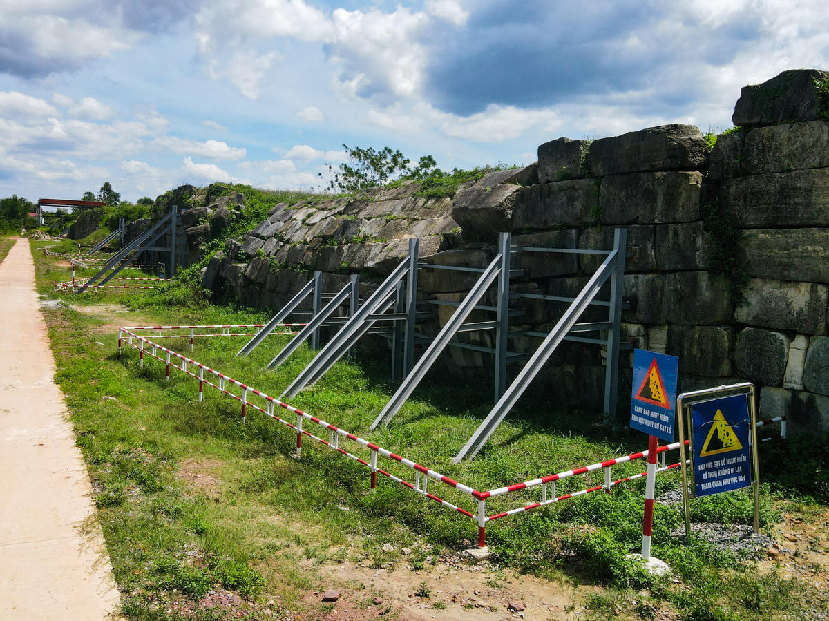 Theo ghi nhận của PV Báo Đại đoàn kết, hiện nay, khu vực tường thành tại cổng Bắc thành nhà Hồ là nơi đang bị xuống cấp nặng nhất, có tới 16 vị trí vị xê dịch, sụt lún do mưa bão. Ảnh: Đình Minh 