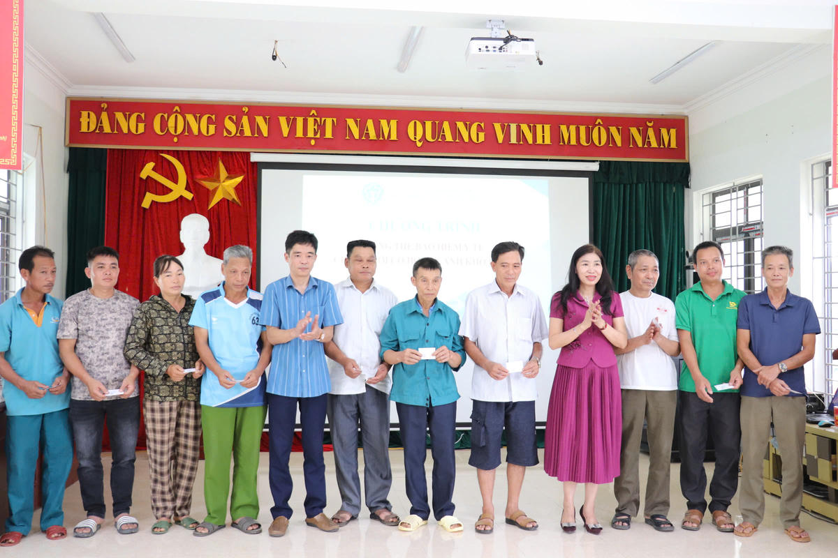 Trao tặng thẻ BHYT cho người có hoàn cảnh khó khăn. Ảnh: Thế Hưng