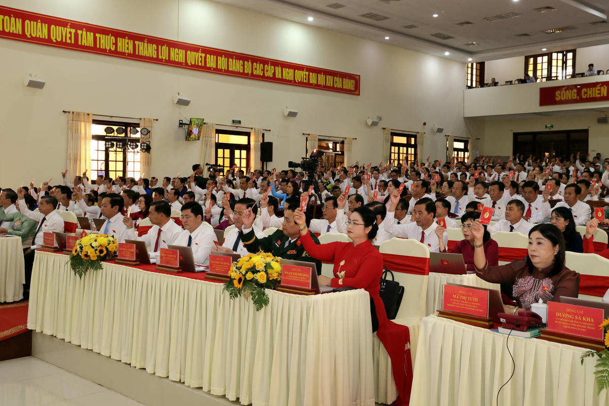Các đại biểu, biểu quyết thống nhất các nội dung tại phiên đại hội trù bị. Ảnh Trung Kiên. 