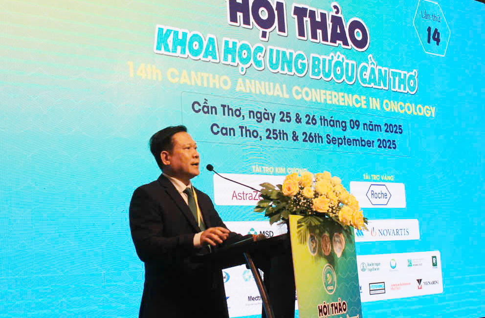 Giám đốc Bệnh viện Ung bướu Cần Thơ Võ Văn Kha phát biểu tại hội thảo. Ảnh MH.