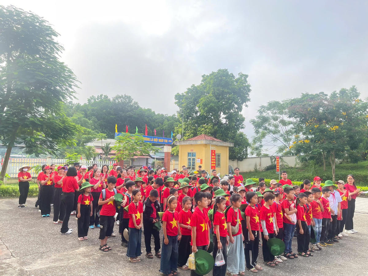 Học sinh Trường Tiểu học Tràng Xá (Võ Nhai, tỉnh Thái Nguyên) tham gia hành trình Đi bộ về nguồn. Ảnh: NTCC.