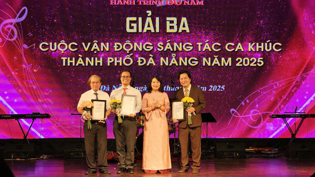 Các tác giả được trao giải ba. Ảnh: Nguyễn Tú.