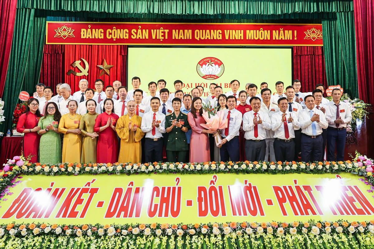 Phó Chủ tịch MTTQ tỉnh Bắc Ninh Nguyễn Văn Triển tặng hoa Ủy ban MTTQ Việt Nam phường Trí Quả  khóa I. Ảnh: Quang Vinh.