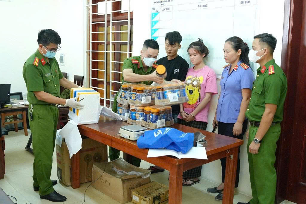 Cơ quan chức năng giám định tang vật. Ảnh: Công an tỉnh Nghệ An.