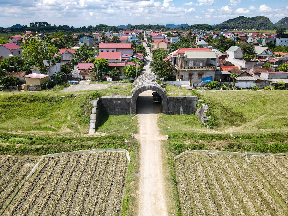 Giai đoạn 1, triển khai từ năm 2025 - 2027, sẽ thực hiện các hạng mục như: Khu trưng bày khảo cổ điện Hoàng Nguyên; tu bổ, phục hồi hào thành phía Nam (gồm cả vệ thành); tu bổ, phục hồi con đường Hoàng Gia; tu bổ, chống thấm cổng Nam; làm đường giao thông nội bộ; cây xanh cảnh quan, điện chiếu sáng và hạ tầng kỹ thuật... Ảnh: Đình Minh