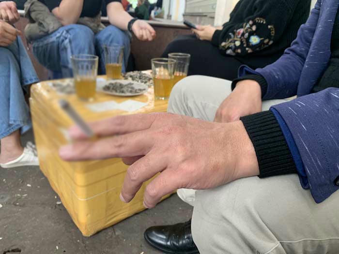 Hút thuốc lá nơi công cộng vẫn diễn ra thường xuyên ở nhiều nơi tại Hà Nội. Ảnh: T.L