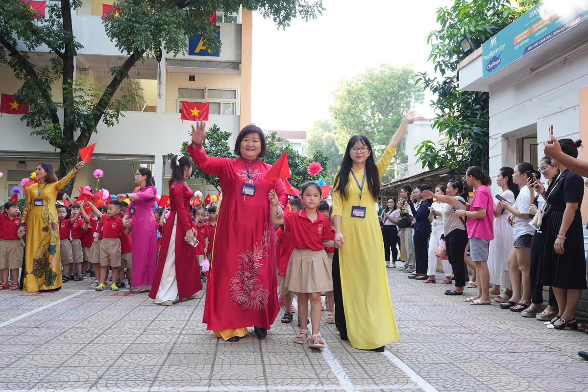 Cô và trò Trường Tiểu học Nghĩa Dũng trong lễ khai giảng năm học 2025-2026. Ảnh: NTCC