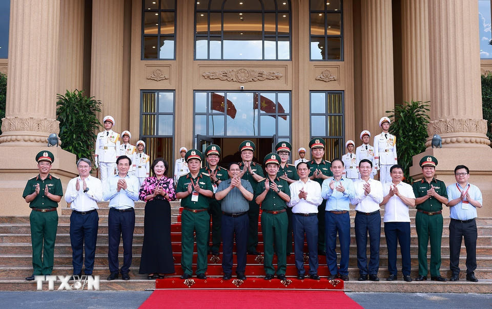 Thủ tướng Phạm Minh Chính với lãnh đạo Quân ủy Trung ương, Bộ Quốc phòng về phát triển công nghiệp quốc phòng. (Ảnh: Dương Giang/TTXVN)