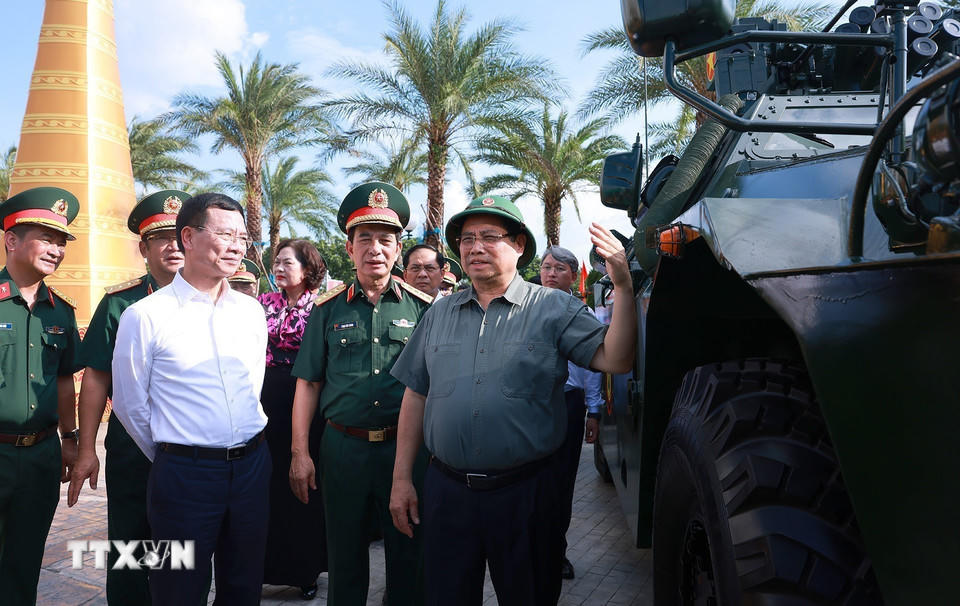 Thủ tướng Phạm Minh Chính tham quan sản phẩm Công nghiệp quốc phòng. (Ảnh: Dương Giang/TTXVN)